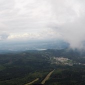 Mała Kopa - Karkonosze i Paralotnie, Za Karpaczem widać Sosnówkę.