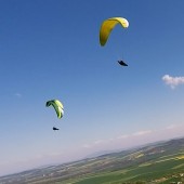 Srebrna Góra Paragliding Fly, W oddali Sobótka. Paralotnią ciężko bez napędu.